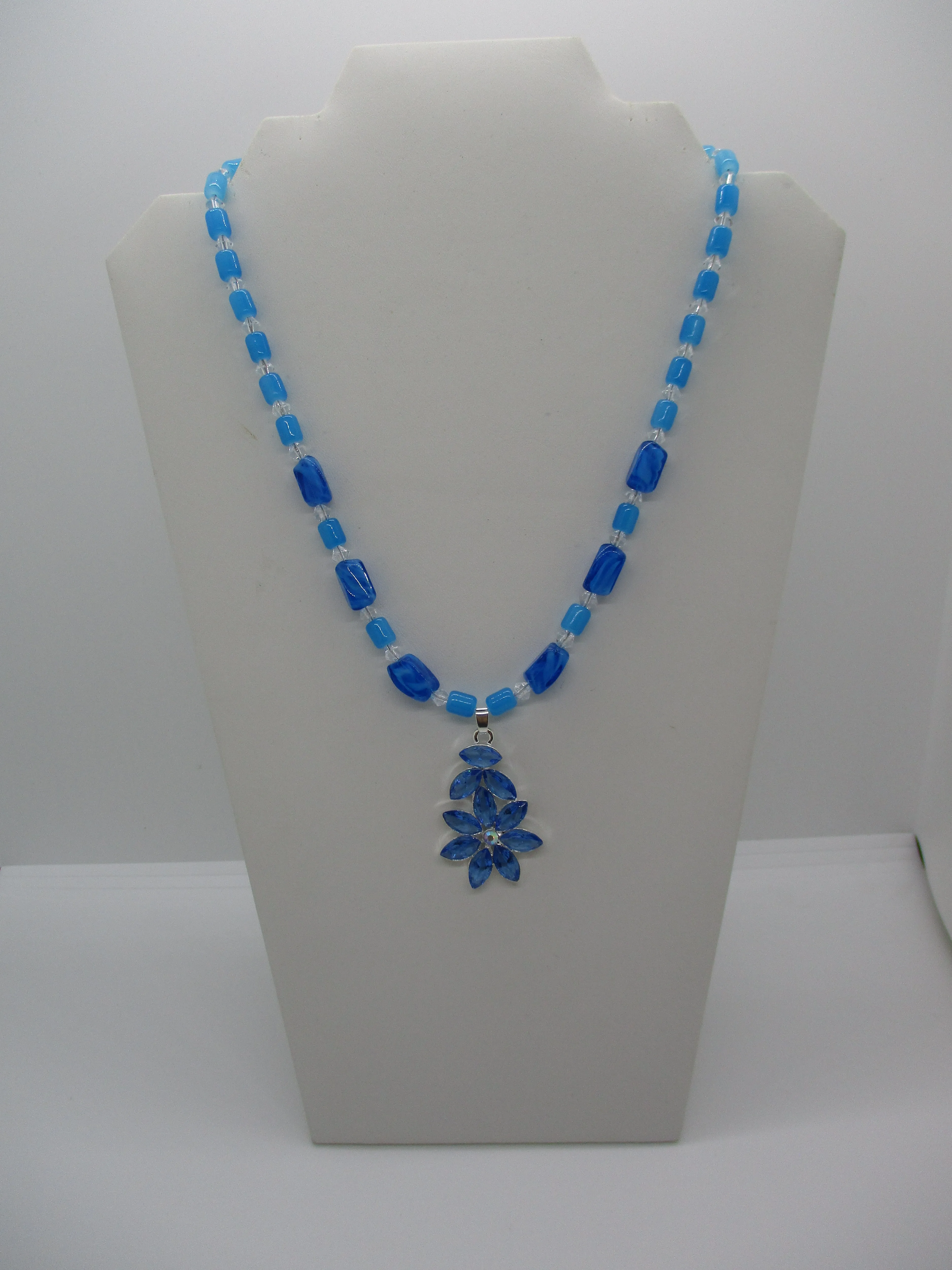 Blue Clear Glass Beads Silver Blue Flower Pendant Necklace (N1365)